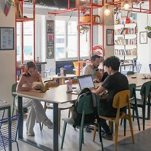  Hostal Yellowsquare